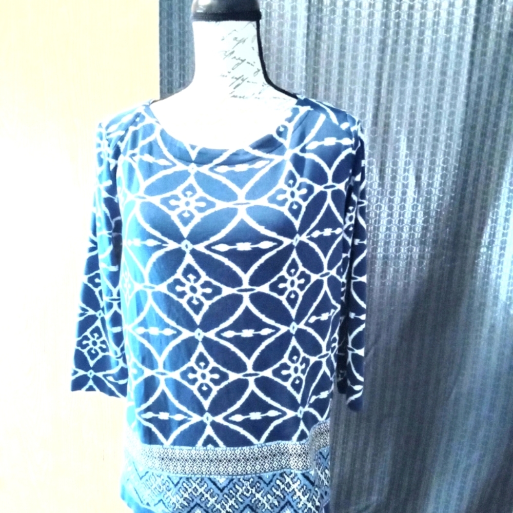 A ble and white loose shirt.